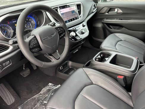 New 2026 Chrysler Pacifica Select image 12