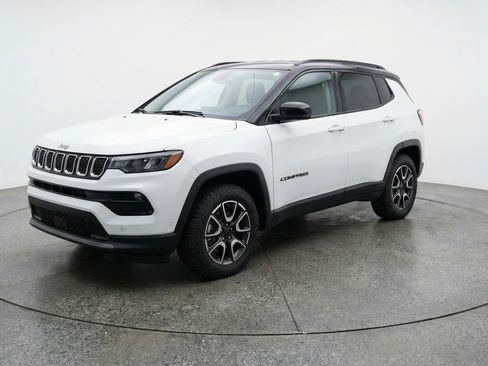 Used 2025 Jeep Compass Trailhawk image 3