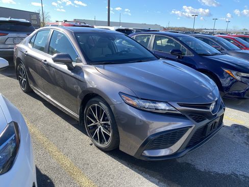 Used 2024 Toyota Camry SE image 2