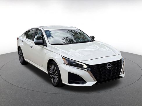 Used 2025 Nissan Altima 2.5 SV image 1