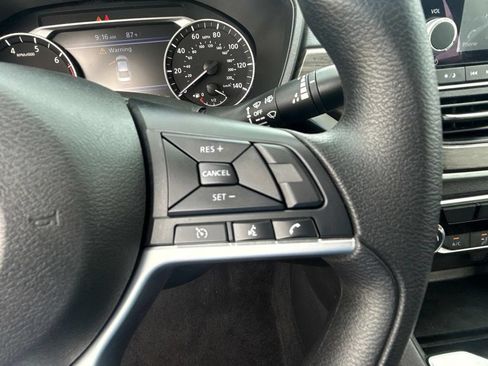 Used 2025 Nissan Altima 2.5 SV FWD image 31