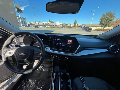 Used 2025 Chevrolet Trax LT image 31