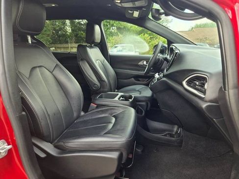 Used 2025 Chrysler Pacifica Select FWD image 29