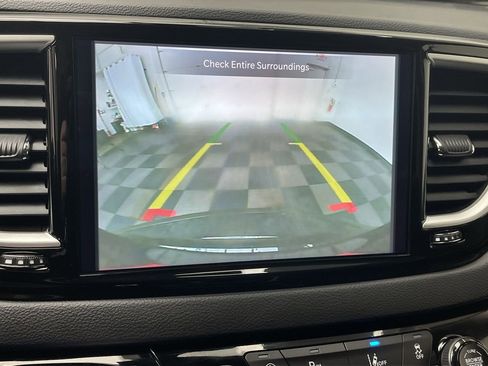 Used 2023 Chrysler Pacifica Touring-L FWD image 5