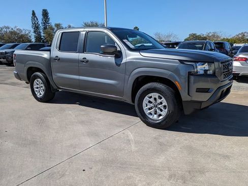 Used 2024 Nissan Frontier SV image 2