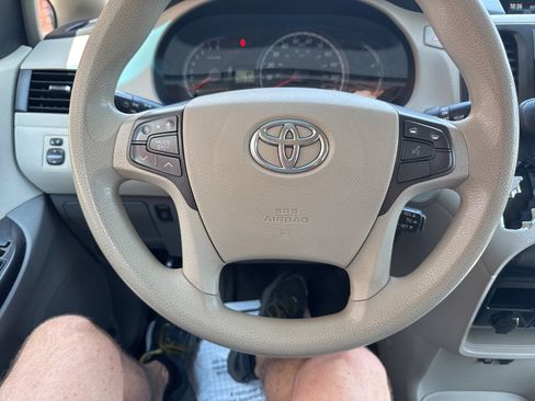 Used 2013 Toyota Sienna LE FWD image 28