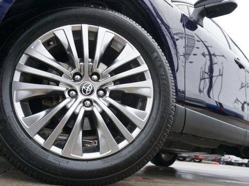 Used 2021 Toyota Venza Limited image 10