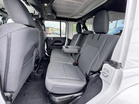 Used 2025 Jeep Wrangler Unlimited Sahara AWD/4WD image 15