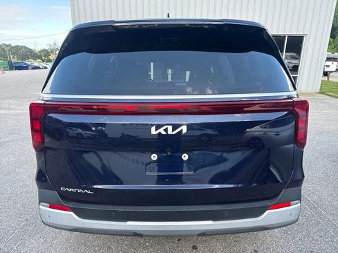 Used 2025 Kia Carnival FWD image 9