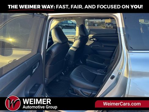 Used 2023 Toyota Highlander XLE AWD/4WD image 12