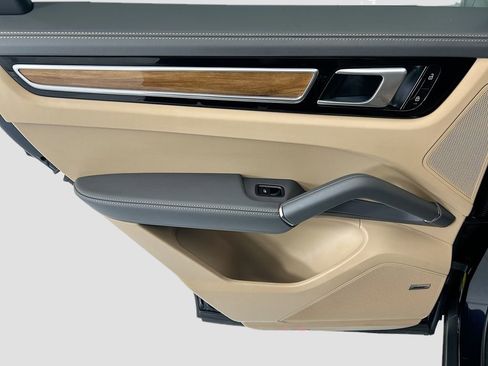 Used 2022 Porsche Cayenne image 25