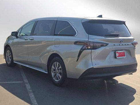 Used 2025 Toyota Sienna XLE image 5