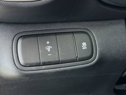 Used 2025 Hyundai Venue SEL FWD image 13