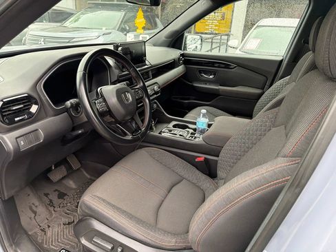 Used 2025 Honda Pilot Sport image 4