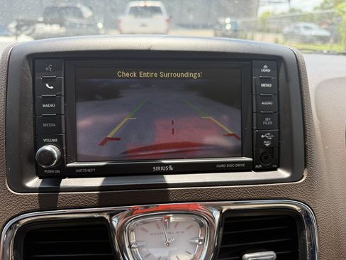 Used 2014 Chrysler Town & Country Touring-L w/ Driver Convenience Group FWD image 19