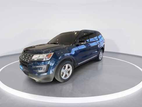 Used 2017 Ford Explorer XLT image 4