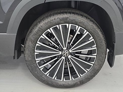 New 2026 Volkswagen Taos SE FWD image 32