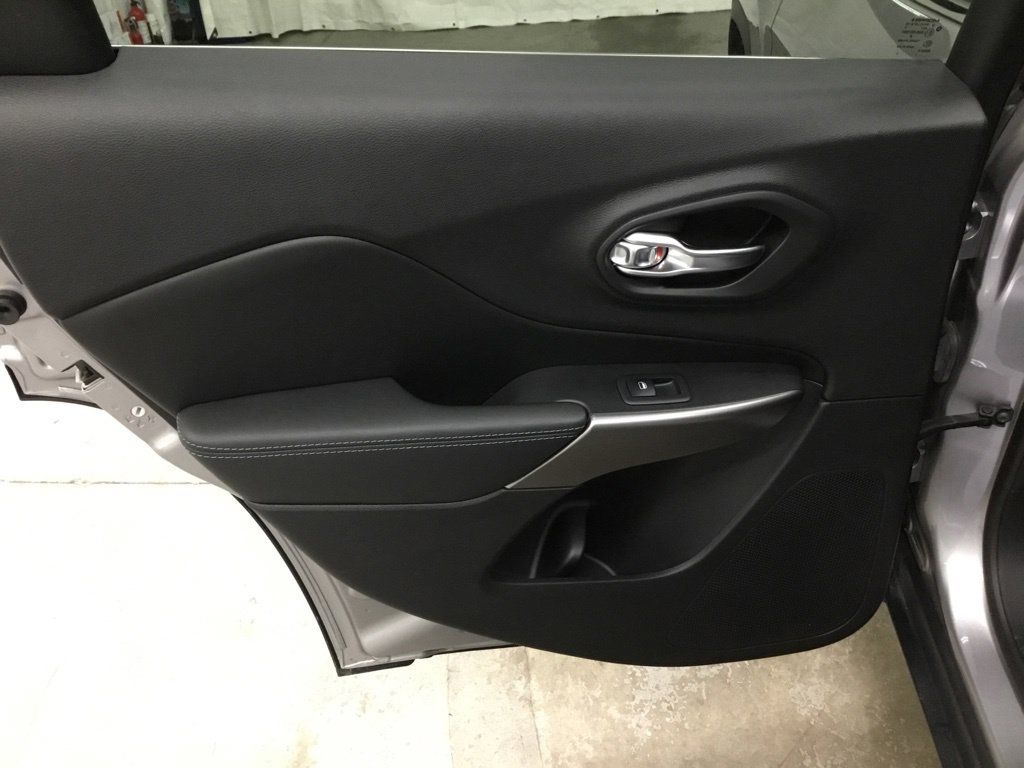 Used 2019 Jeep Cherokee Latitude Plus w/ Cold Weather Group AWD/4WD image 32