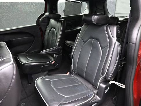 Used 2025 Chrysler Pacifica Limited FWD image 17