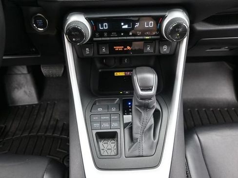Used 2022 Toyota RAV4 XLE Premium AWD/4WD image 10