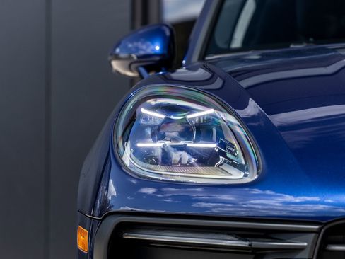 Certified 2026 Porsche Macan AWD/4WD image 16