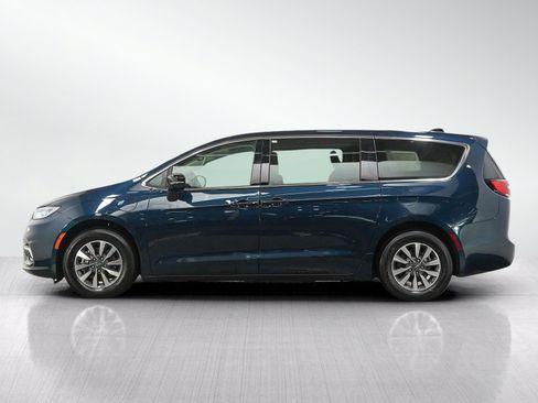 Used 2024 Chrysler Pacifica Limited FWD image 2