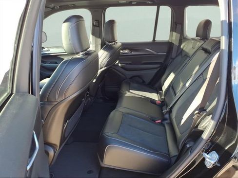 New 2025 Jeep Grand Cherokee Altitude image 9