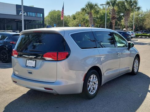 Used 2022 Chrysler Voyager LX FWD image 4