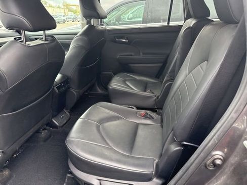 Used 2020 Toyota Highlander XLE AWD/4WD image 16