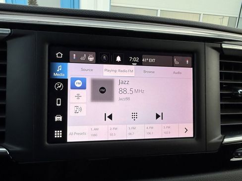 Used 2023 Chrysler Voyager LX image 23