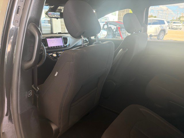 Used 2023 Chrysler Pacifica Touring FWD image 28