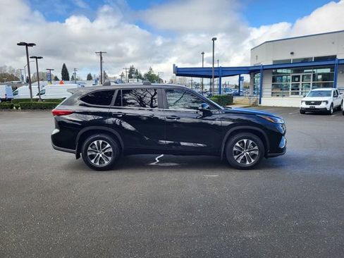 Used 2023 Toyota Highlander XLE FWD image 8