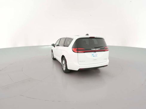 New 2026 Chrysler Pacifica Limited image 9