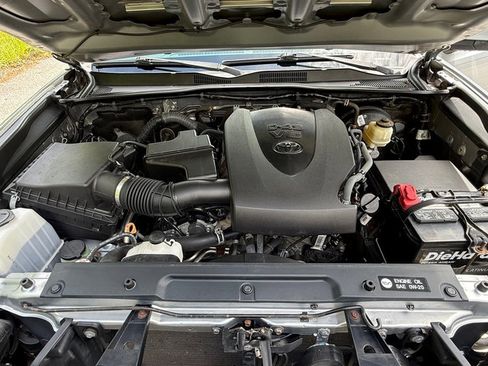 Used 2017 Toyota Tacoma TRD Sport w/ Tow Package AWD/4WD image 10