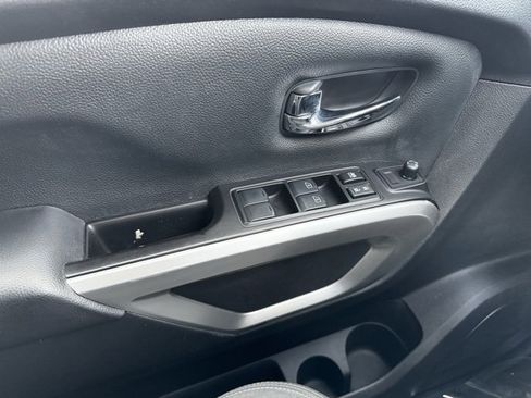 Used 2020 Nissan Titan SV image 32