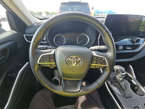 Used 2025 Toyota Highlander LE image 17