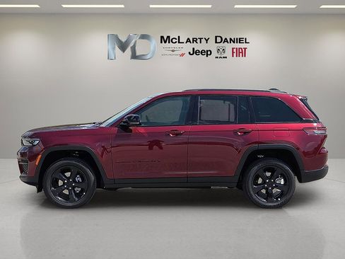 New 2025 Jeep Grand Cherokee Altitude image 3