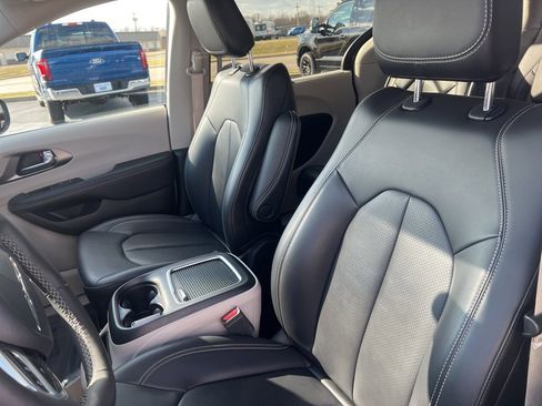 Used 2023 Chrysler Pacifica Touring-L image 24