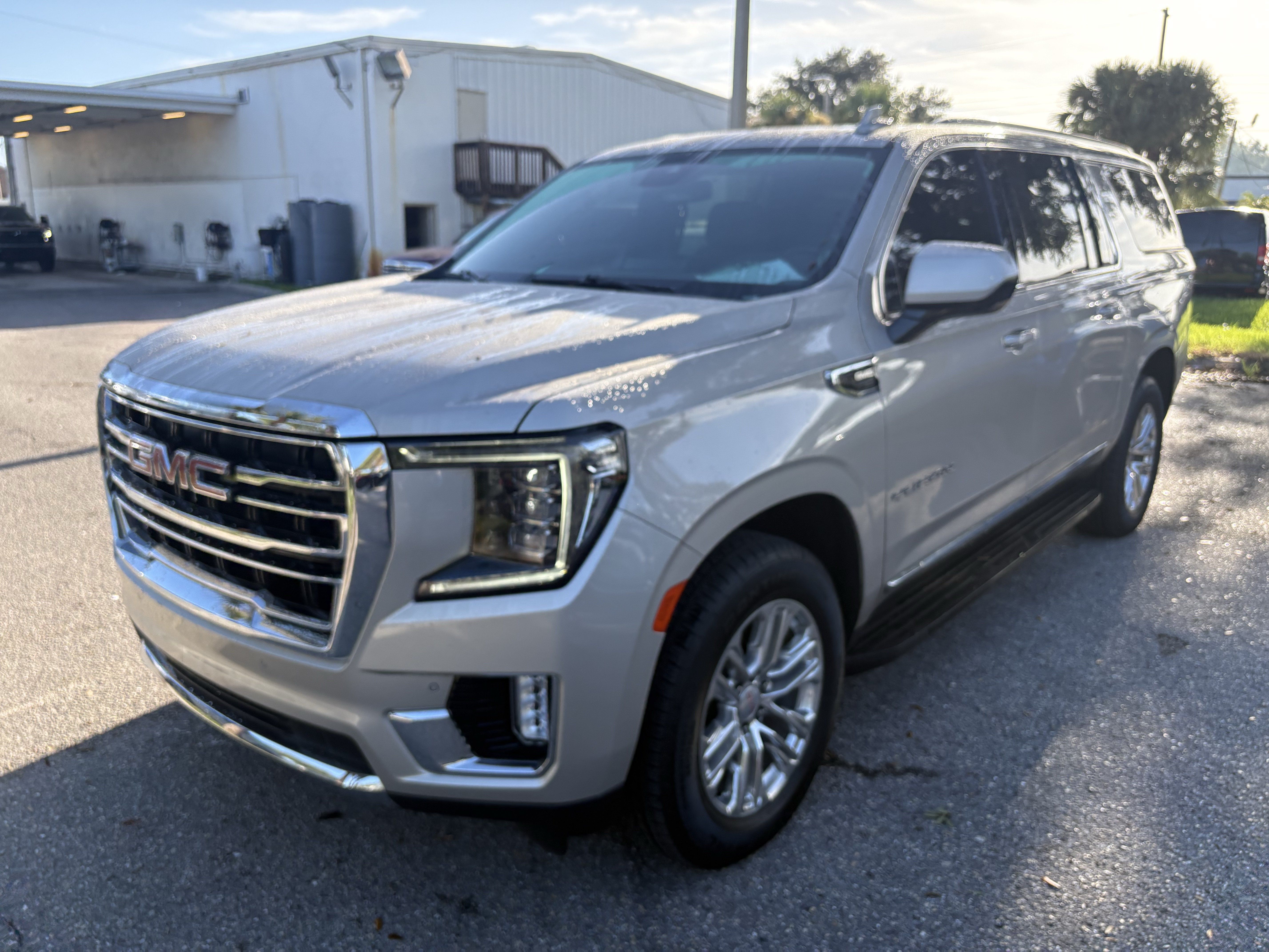 Used 2023 GMC Yukon XL SLT AWD/4WD image 3