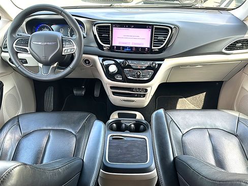 Used 2022 Chrysler Pacifica Touring-L image 21