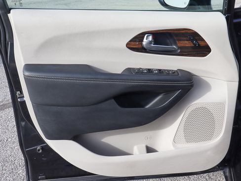 Used 2024 Chrysler Pacifica Limited image 13