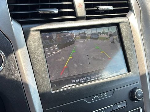 Used 2020 Ford Fusion SE FWD image 18
