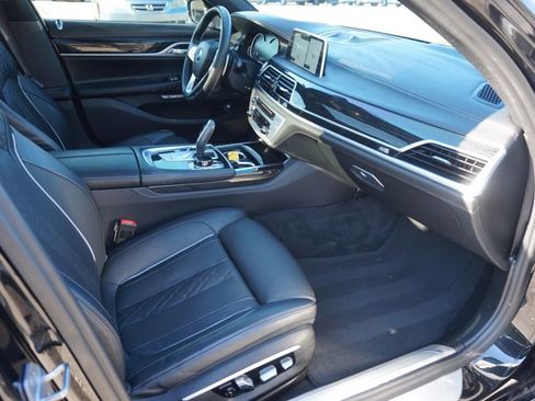 Used 2017 BMW 750i image 28
