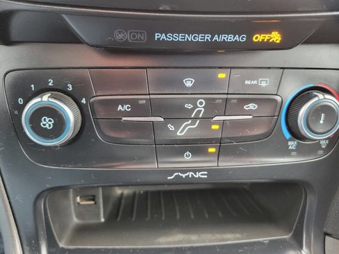 Used 2016 Ford Focus SE w/ Equipment Group 201A FWD image 18
