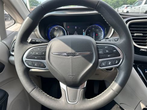 Used 2024 Chrysler Pacifica Touring-L FWD image 20