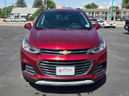 Used 2022 Chevrolet Trax LT w/ LT Convenience Package AWD/4WD image 2