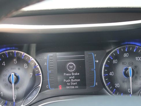 Used 2019 Chrysler Pacifica Touring-L FWD image 11