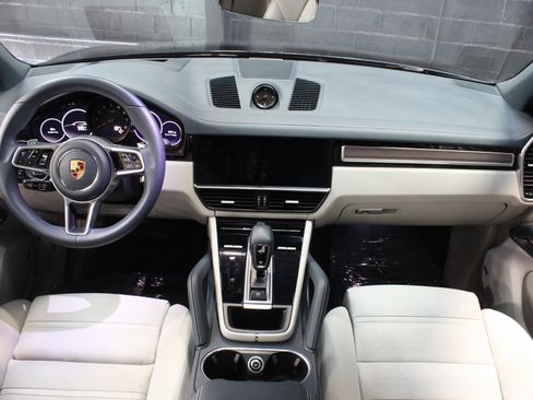 Used 2023 Porsche Cayenne Platinum Edition image 26