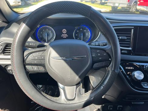 Used 2020 Chrysler Pacifica Touring-L Plus w/ S Appearance Package FWD image 16