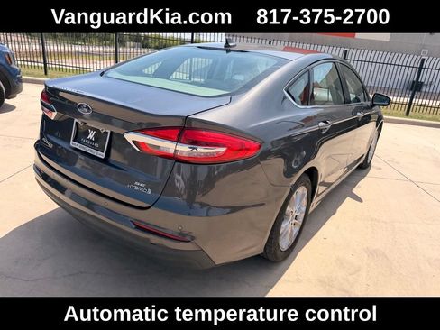 Used 2019 Ford Fusion SE FWD image 4